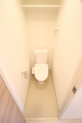 トイレ　落ち着いた色調のトイレです