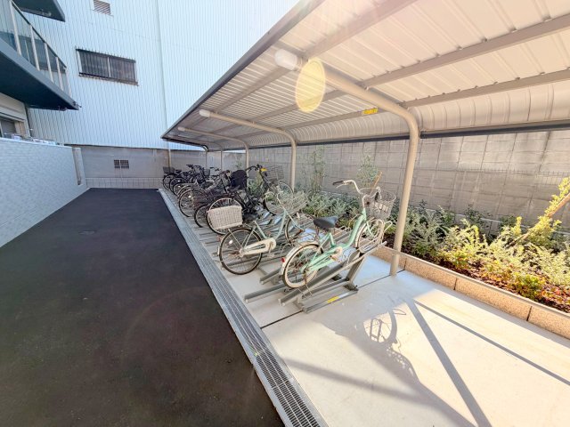 駐車場　敷地内には入居者専用の駐輪スペースもあります。