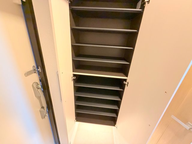 収納　大きいシューズボックスは靴がいっぱい入れれますね。