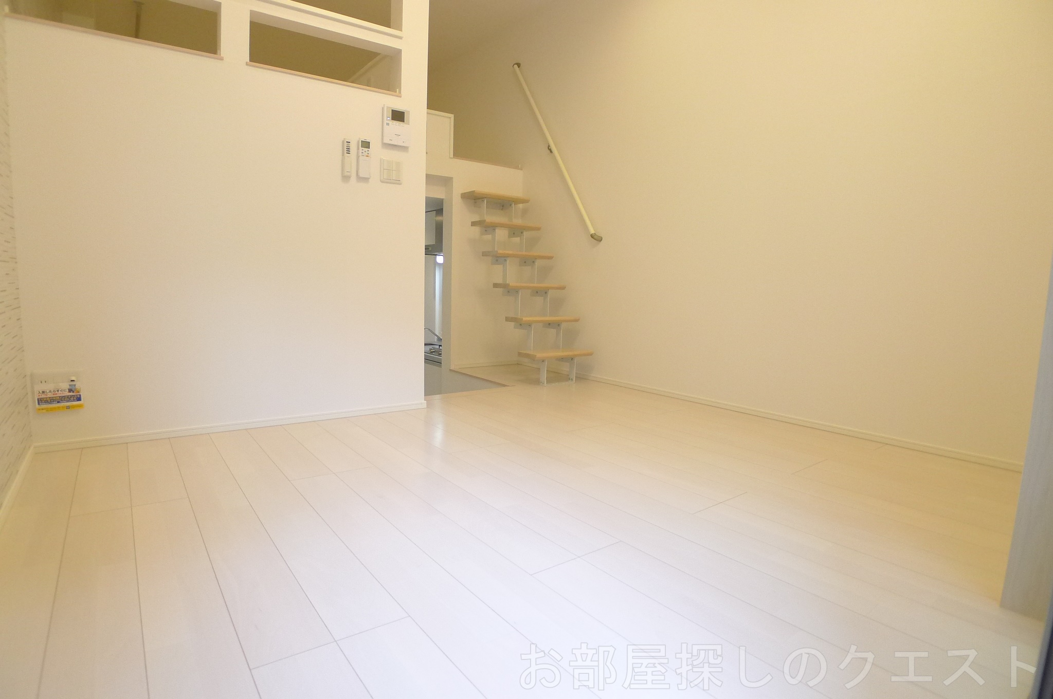 居室・リビング　（写真は同仕様反転）