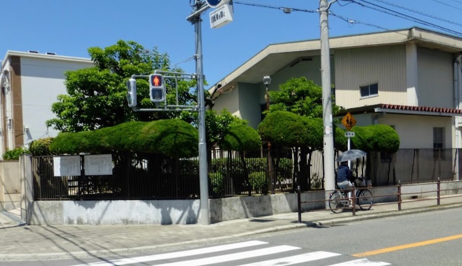 中学校　大阪市立高倉中学校（中学校）まで303m