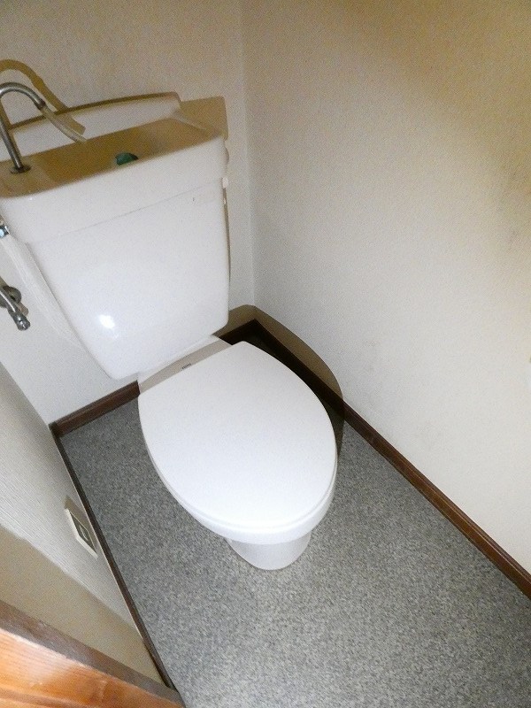 東京メトロ東西線 西葛西駅 徒歩12分 4階建 築38年のトイレ写真