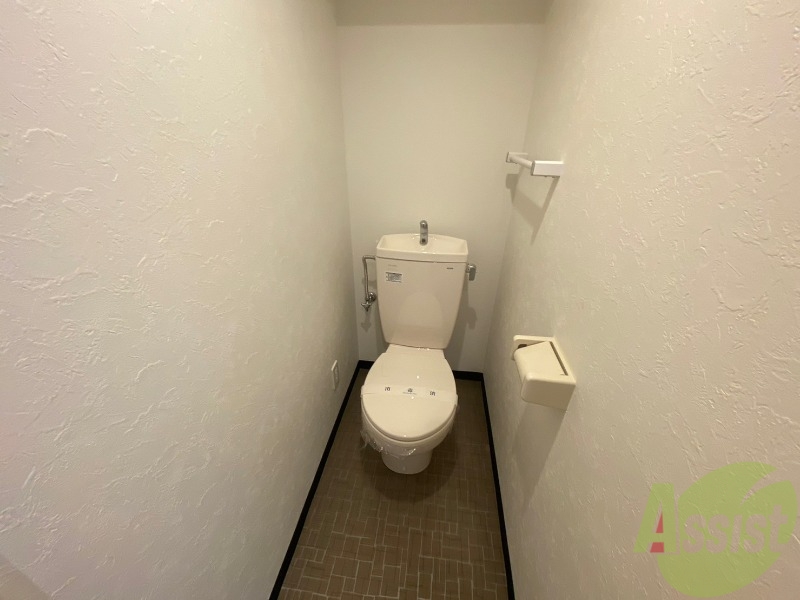 トイレ　トイレです。タオル掛けもついて便利ですね