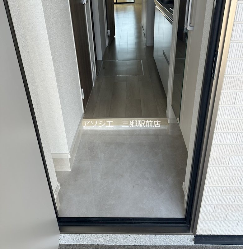 玄関　同建物同タイプのお部屋となります。