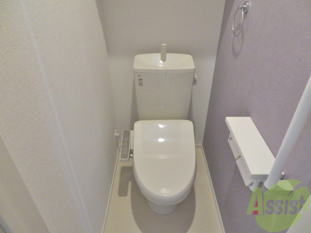 トイレ　温水洗浄便座は有って嬉しい設備の１つですね。