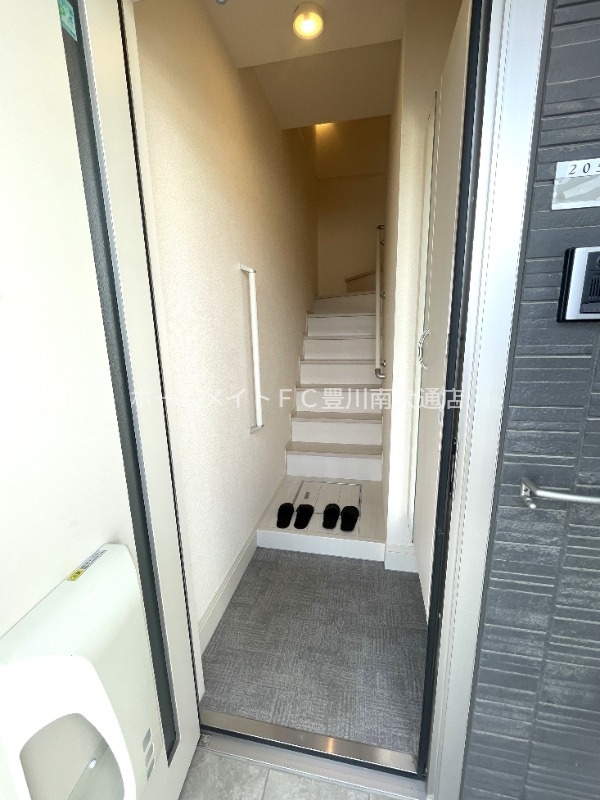 玄関　同型別部屋写真（反転）