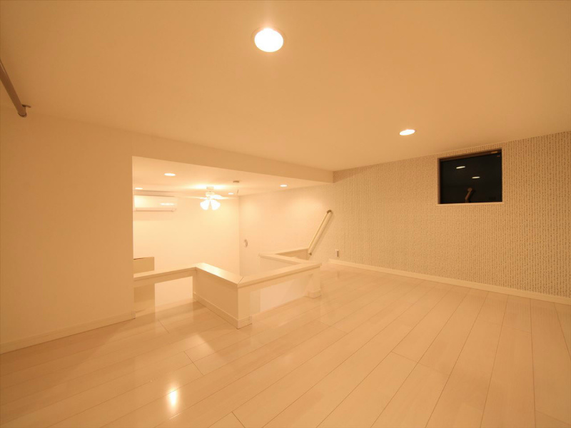 その他部屋・スペース　上階ロフト6.4帖（収納としてもお部屋しても使えます）