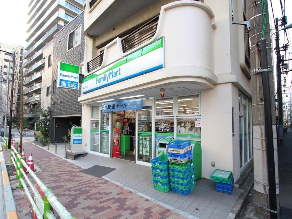 コンビニ　ファミリーマート湊二丁目店（コンビニ）まで130m