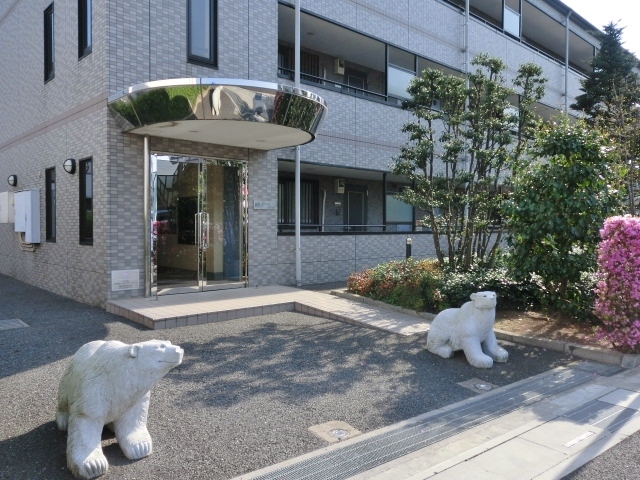 エントランス　エントランス前のかわいい白熊がお出迎えしてくれます