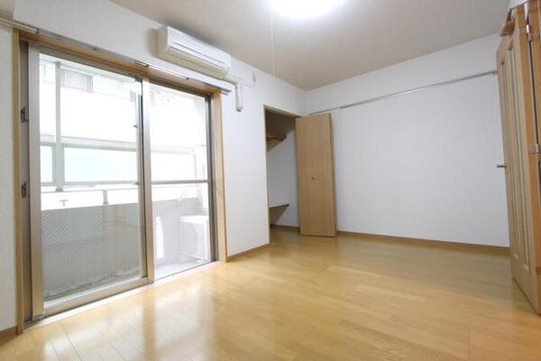居室・リビング　明るいお部屋です♪