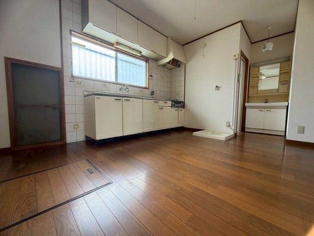 大和高田市南今里町戸建の居間写真