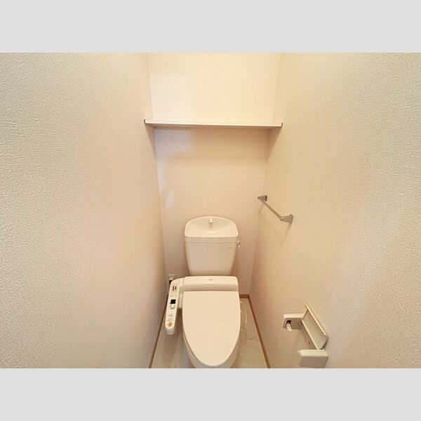 トイレ　落ち着いた色調のトイレです