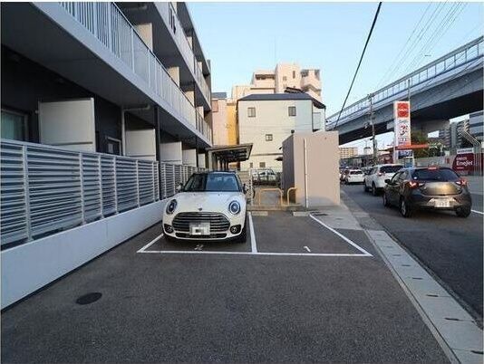 駐車場　駐車場に車を止められます