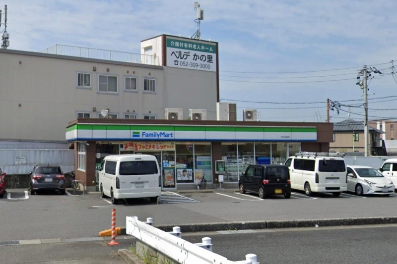 コンビニ　ファミリーマート 中川江松店（コンビニ）まで877m