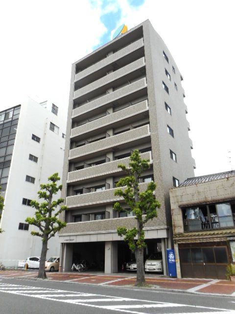 岡山市北区内山下のマンションの建物外観