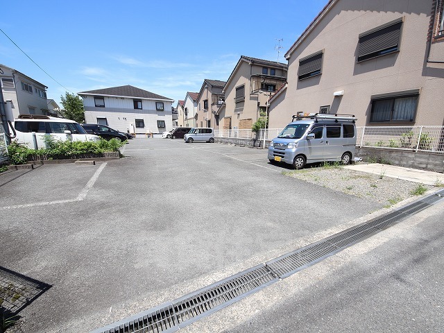 【東大阪市池之端町のアパートの駐車場】