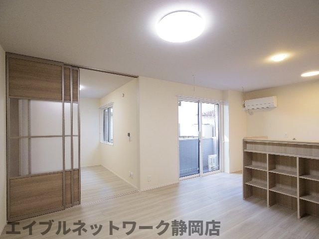 居室・リビング　こちらのリビングで趣味の時間をお楽しみください
