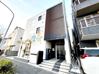 横浜市鶴見区下末吉のマンションの建物外観