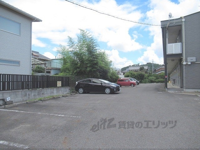 【甲賀市水口町八光のアパートの駐車場】