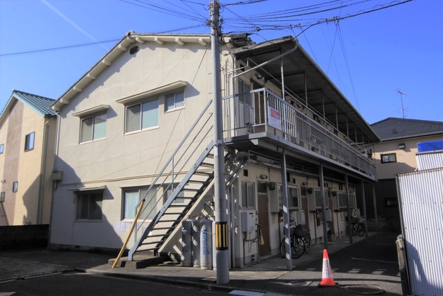 【松山市空港通のアパートの建物外観】