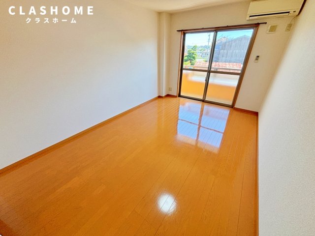 居室・リビング　同物件の別部屋になります。