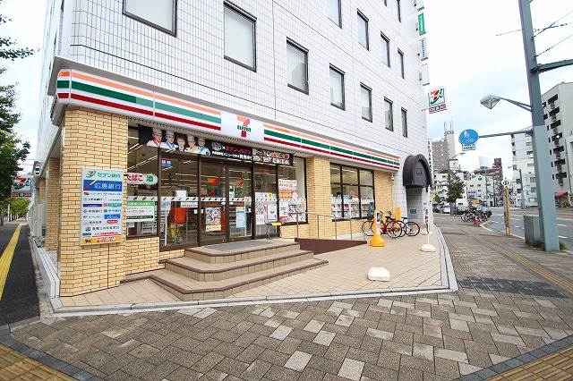 【White広島駅前のコンビニ】