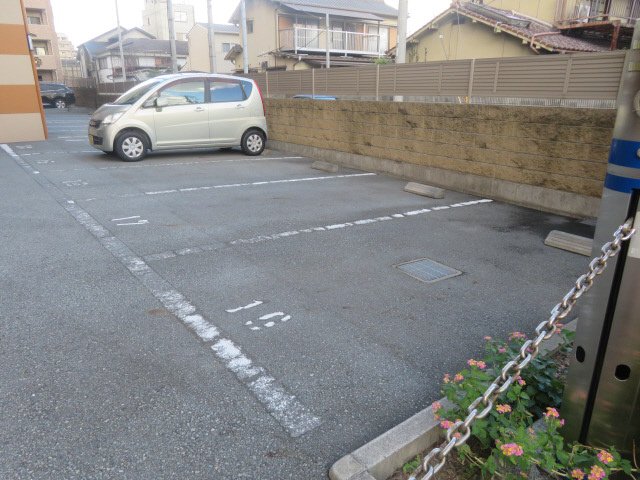 【パレ・ロワイヤル飾磨の駐車場】