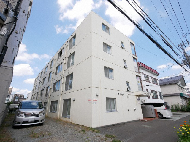 札幌市北区北二十二条西のマンションの建物外観