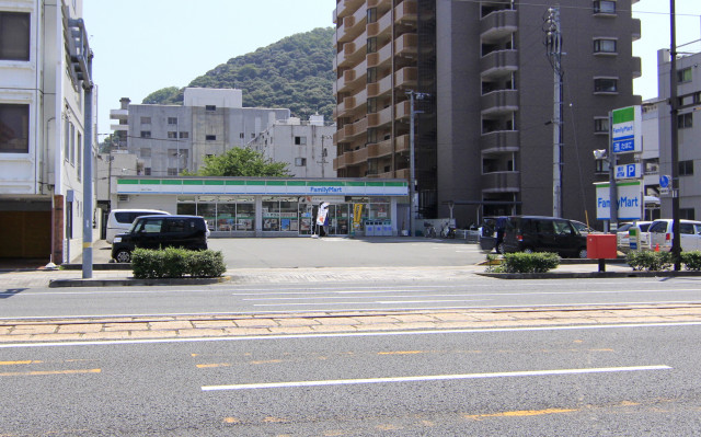 【松山市本町のマンションのコンビニ】