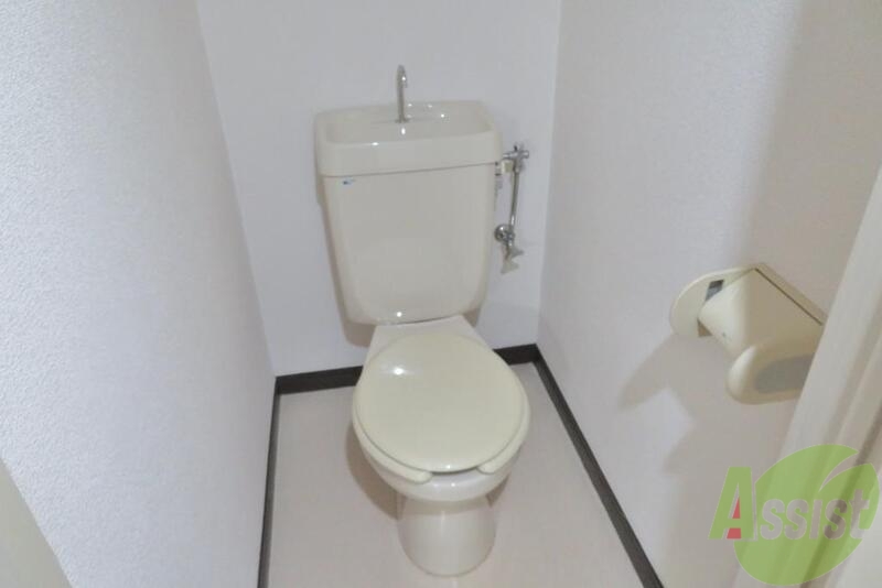 トイレ　シンプルかつ白く清潔感が溢れるトイレです。