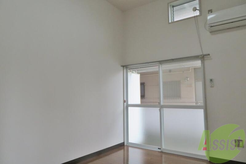 居室・リビング　白くて天井が高い開放感のあるお部屋です。