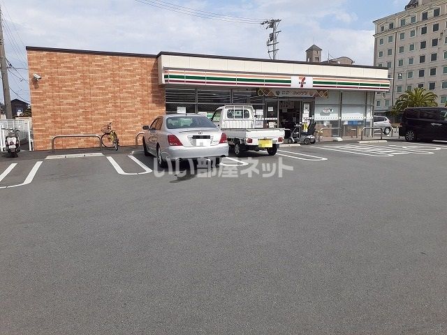 コンビニ　セブンイレブン津エアポートライン前店（コンビニ）まで746m