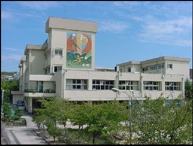 小学校　豊中市立泉丘小学校（小学校）まで666m