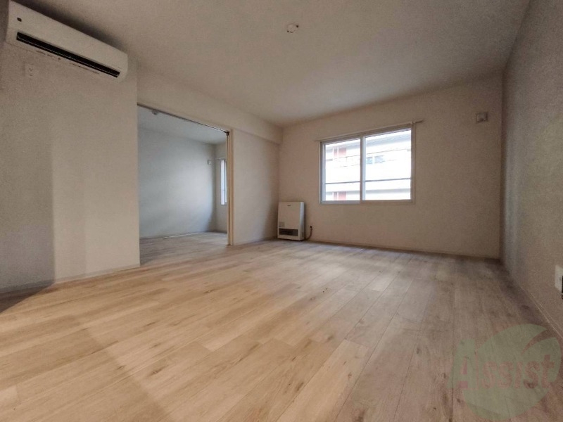 居室・リビング　フローリングや壁の色がお洒落な印象のリビングです。