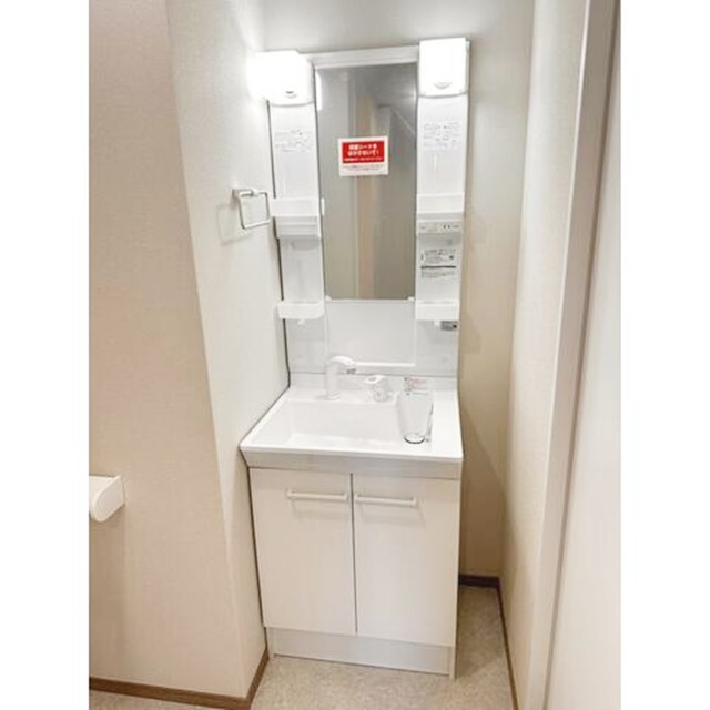 洗面設備　明るい洗面所です