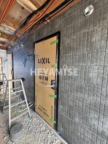 玄関　建築途中のお部屋の写真となります。