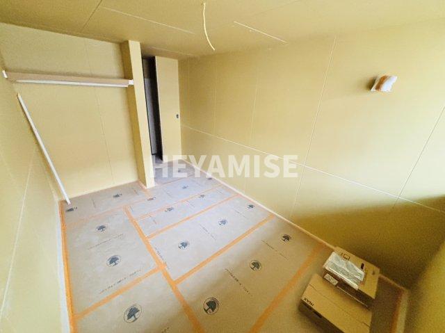 居室・リビング　建築途中のお部屋の写真となります。