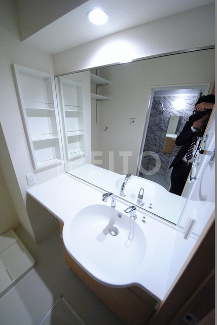 洗面設備　同ハウスメーカー施工の１ＬＤＫ写真