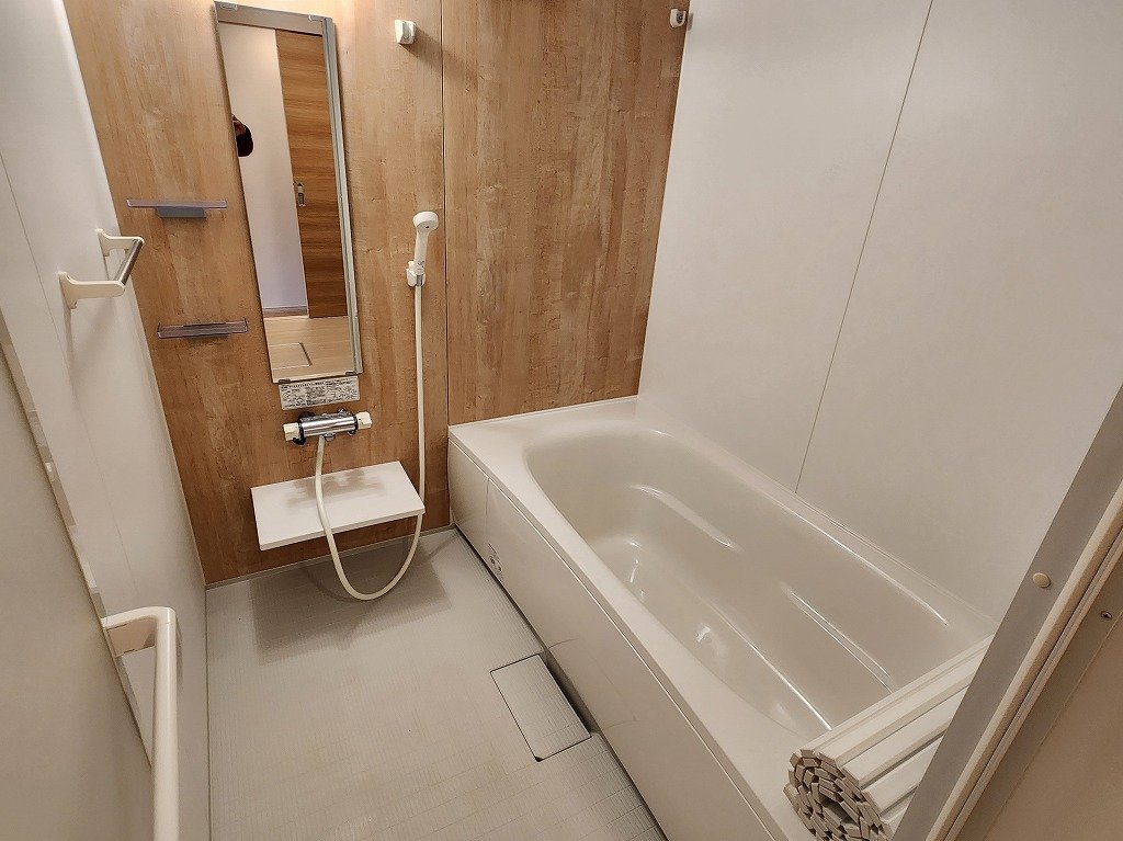 バス・シャワールーム　ゆったりサイズの浴槽　追焚き・浴室乾燥機付バスルーム