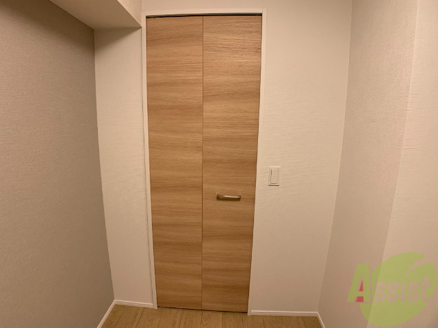 収納　洋室のクローゼットは一人暮らしにはちょうど良いサイズですね。