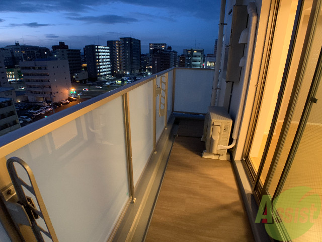 バルコニー　バルコニーは洗濯物を干すのに十分な広さがありますね。