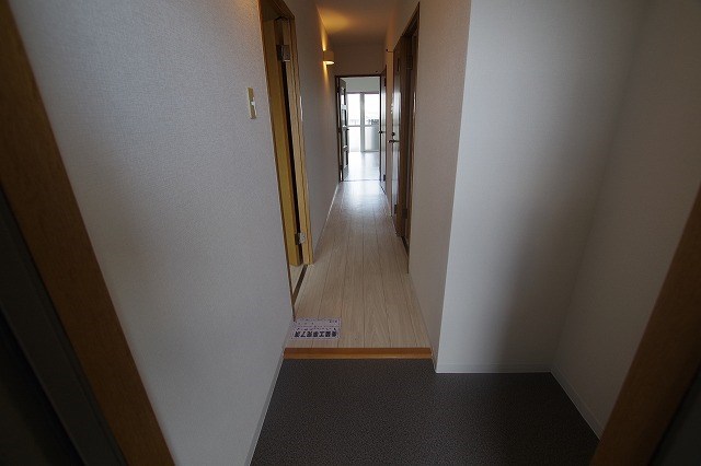 玄関　※別号室の写真です。
