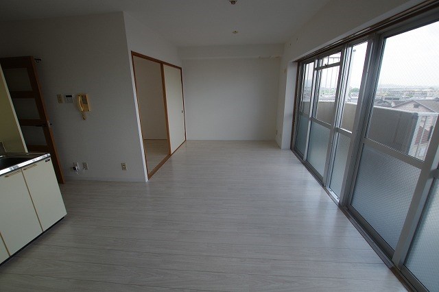 居室・リビング　※別号室の写真です。