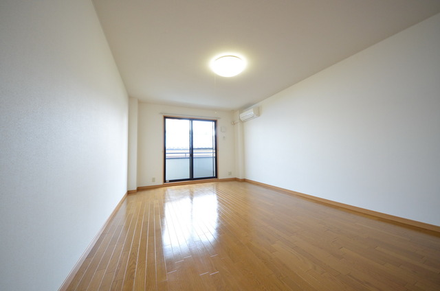 居室・リビング　★大きな窓が、お部屋を明るくしてくれます★