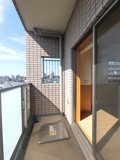 バルコニー　バルコニーがあるので洗濯物を太陽の下で干すことができます♪