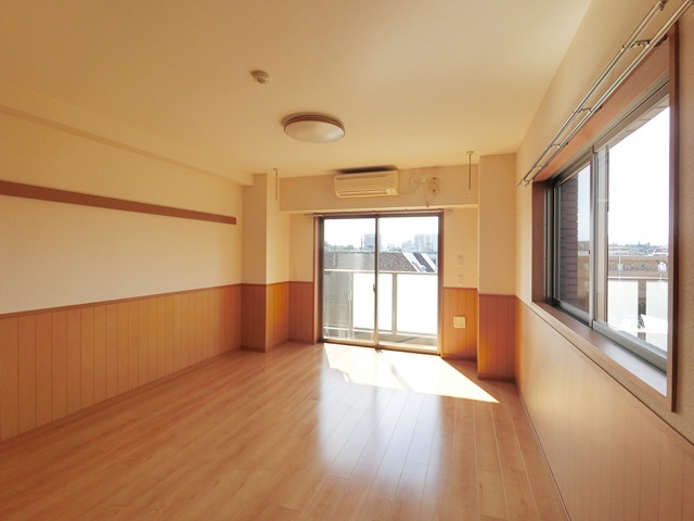 居室・リビング　２トーンの空間はペットから壁紙を守ります♪