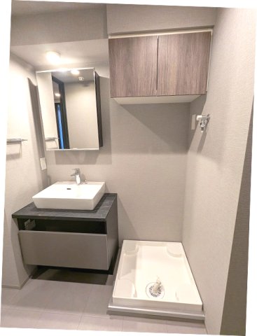 洗面設備　トイレと独立した洗面脱衣室、洗面台下にはヘルスメーターストッ