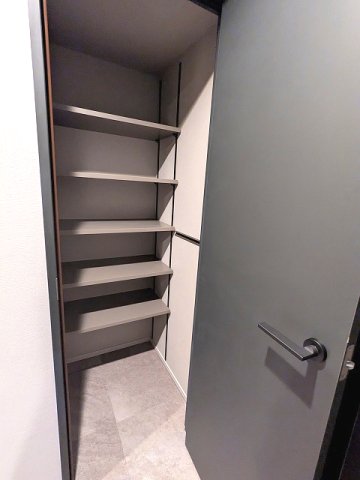 玄関　キャリーケース等収納可能なシューズインクローゼット、ドアに傘