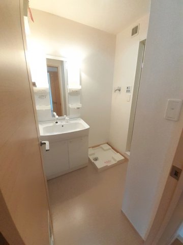 洗面設備　ゆったりとスペースのある洗面所