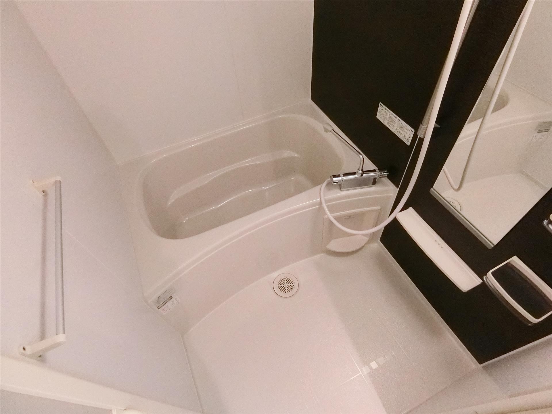 バス・シャワールーム　雨の日に便利な浴室乾燥機付きのバスルームです♪